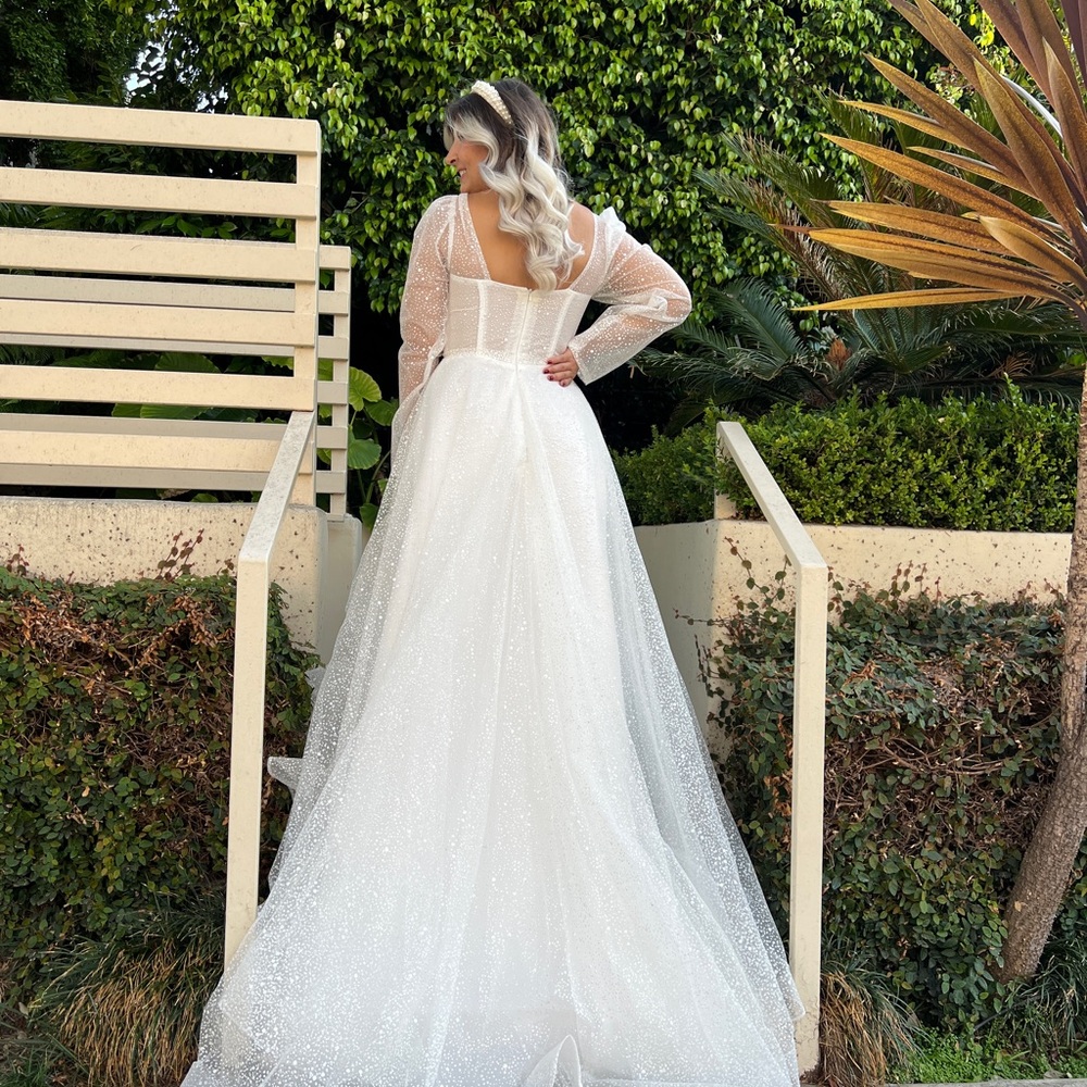 Elegant White Sparkle bridal ball gown with long sleeves and train - Picture 7 of 8